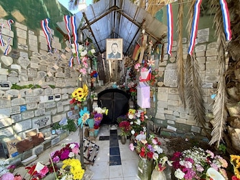 Su tumba en el cementerio