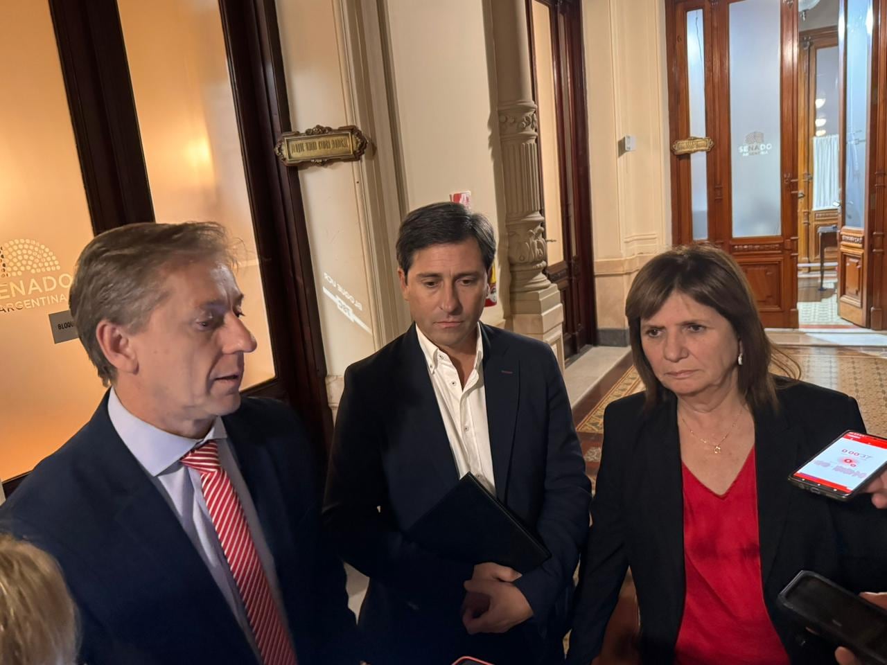 Los jefes en el Senado de La Libertad Avanza, Patricia Bullrich; de la UCR, Eduardo Vischi; y del PRO, Martín Goerling, al término de la cumbre de esta noche