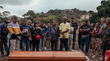Venezuela entierra a las víctimas
