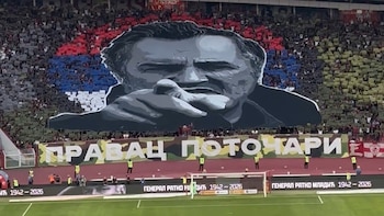 Seguidores de los equipos serbios Estrella Roja y Partizan rinden homenaje al excomandante serbobosnio Mladic