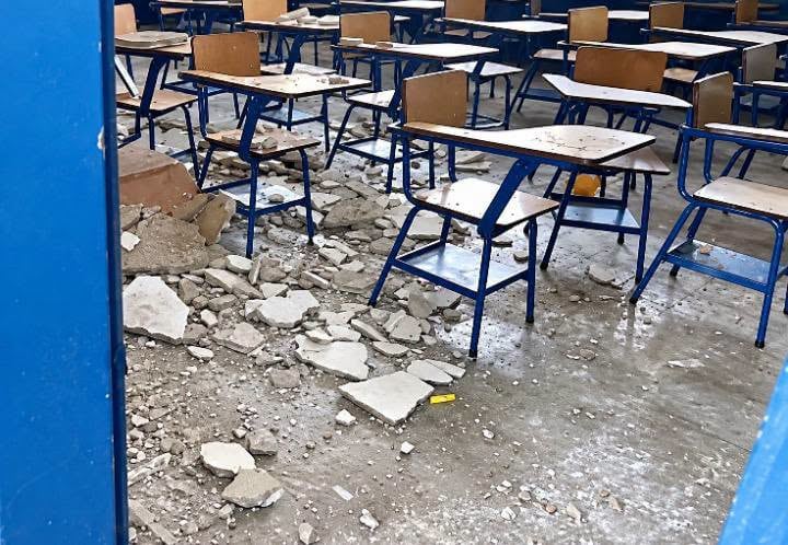 Los docentes del establecimiento activaron los protocolos de emergencia y desalojaron a los alumnos del aula afectada. (STEG Chiquimula)