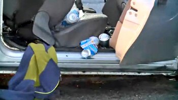 Las latas de cerveza dentro