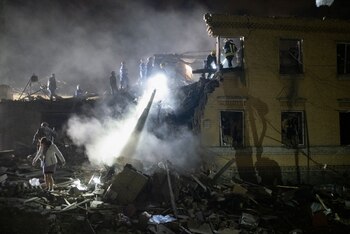 Rescatistas ucranianos trabajan en el