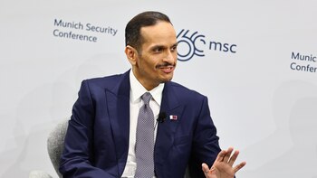 El primer ministro catarí llega