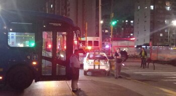 Un carro chocó contra un poste en la localidad de Kennedy - crédito @BogotaTransito/X