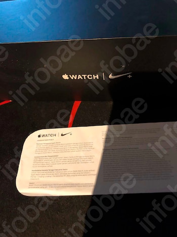 Una puerta de madera blanca entreabierta con marcas y raspones junto a la cerradura permite ver un piso de baldosas en el interior