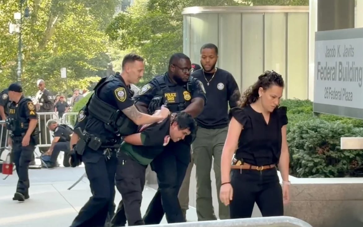 Un juez federal negó la libertad bajo fianza al exsoldado Andrew Arrabaca, acusado de un violento ataque frente a la sede de inmigración y oficinas de ICE en Nueva York (FreedomNews.TV)