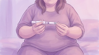 Ilustración de una mujer con obesidad, de cintura para arriba, sosteniendo una pluma inyectable blanca con detalles morados, sobre un fondo suave en tonos violetas y rosados.