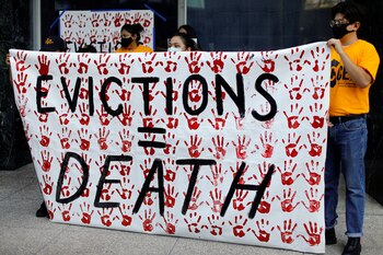 "Desalojos = muerte", dicen los manifestantes en una marcha en California poco antes que venza el paquete de ayuda aprobado en marzo (Reuters)