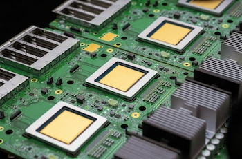 La octava generación de TPUs de Google optimiza tareas de entrenamiento e inferencia, triplicando la potencia y mejorando el soporte para agentes inteligentes.