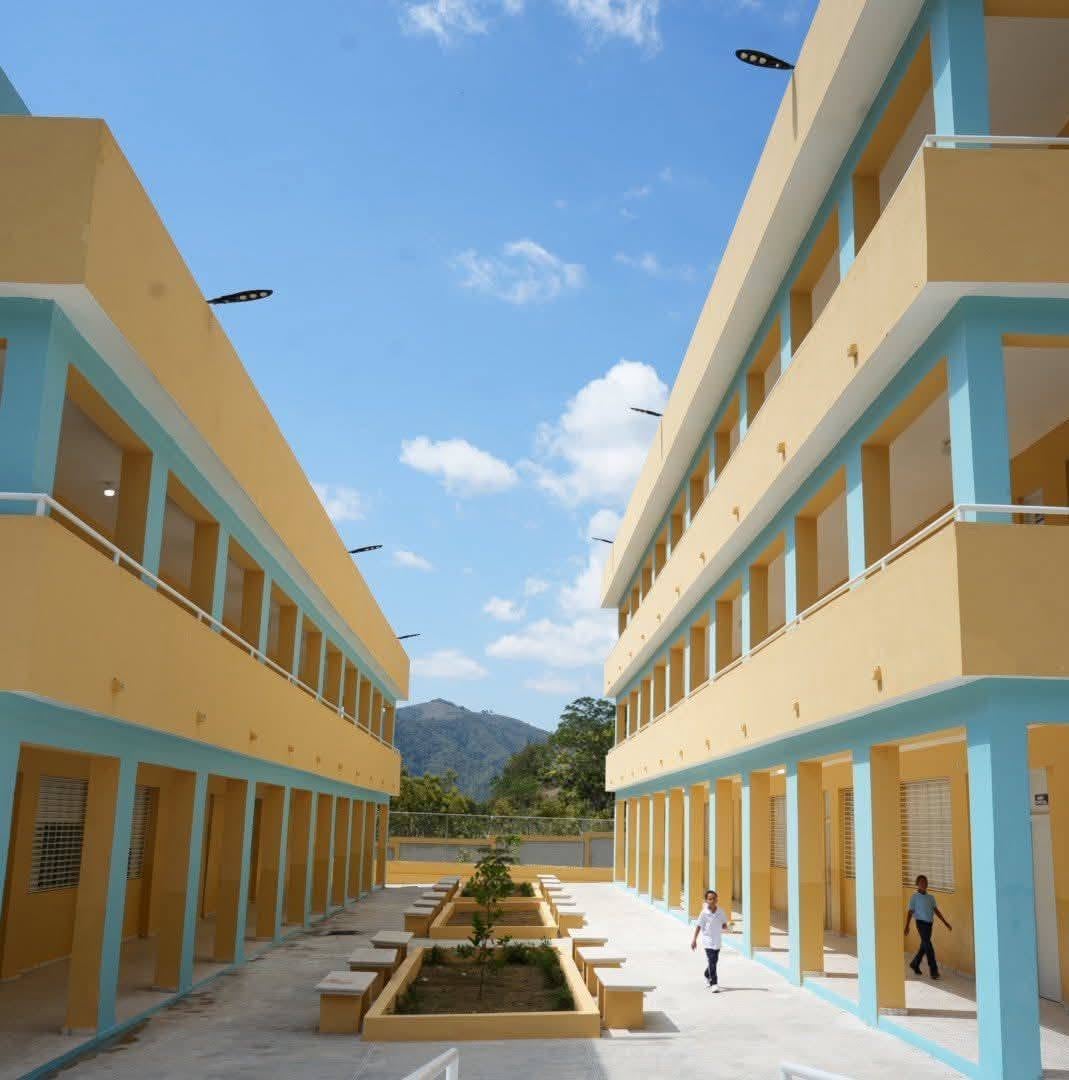 República Dominicana registró 2,412,553 alumnos con alteraciones en el acceso a la escuela por tormentas e inundaciones, la mayor cifra entre ambos países. (Cortesía: Dirección Regional de Educación 03, Azua)