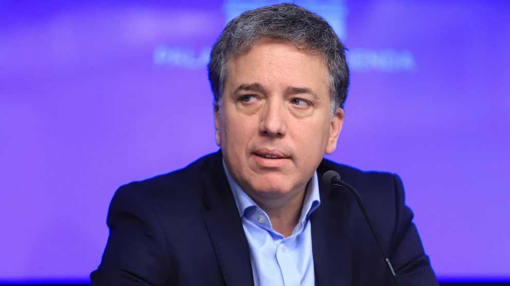 Dujovne respalda el rumbo económico de Milei y prevé inflación cercana al 25% para 2026