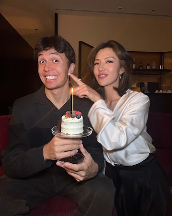 Lily está asesorando a Alex