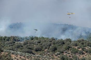 Dos helicópteros trabajan en la extinción del incendio declarado este jueves en La Mierla, Guadalajara. (Nacho Izquierdo/EFE)