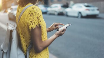 Live Transcribe es una aplicación de Google que permite transcribir el discurso de las personas en tiempo real para las personas con problemas de audición (Shutterstock)