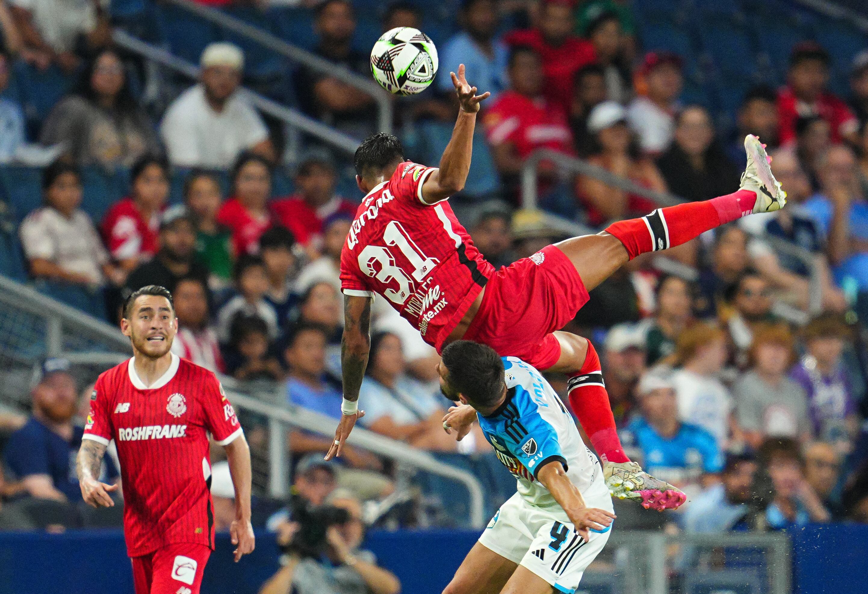 El delantero paraguayo, presente en el bicampeonato de Toluca, está en la mira de ambos clubes debido a sus goles, adaptabilidad y potencia. (Foto: Jay Biggerstaff-USA TODAY Sports)