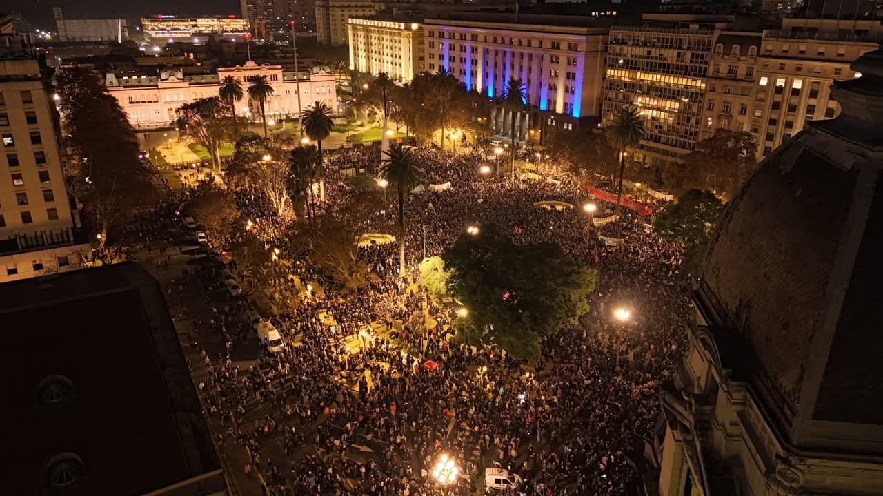 La multitud que fue a Plaza de Mayo a homenajear al Indio Solari (Gastón Taylor)