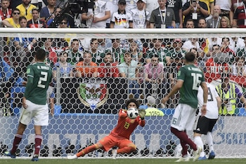 Memo se llevó las palmas al mantener en cero la meta de México ante una de las potencias mundiales del futbol. / AFP PHOTO / Juan Mabromata