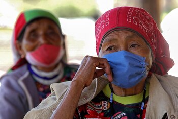 Elderly Wixarica indigenous women wait