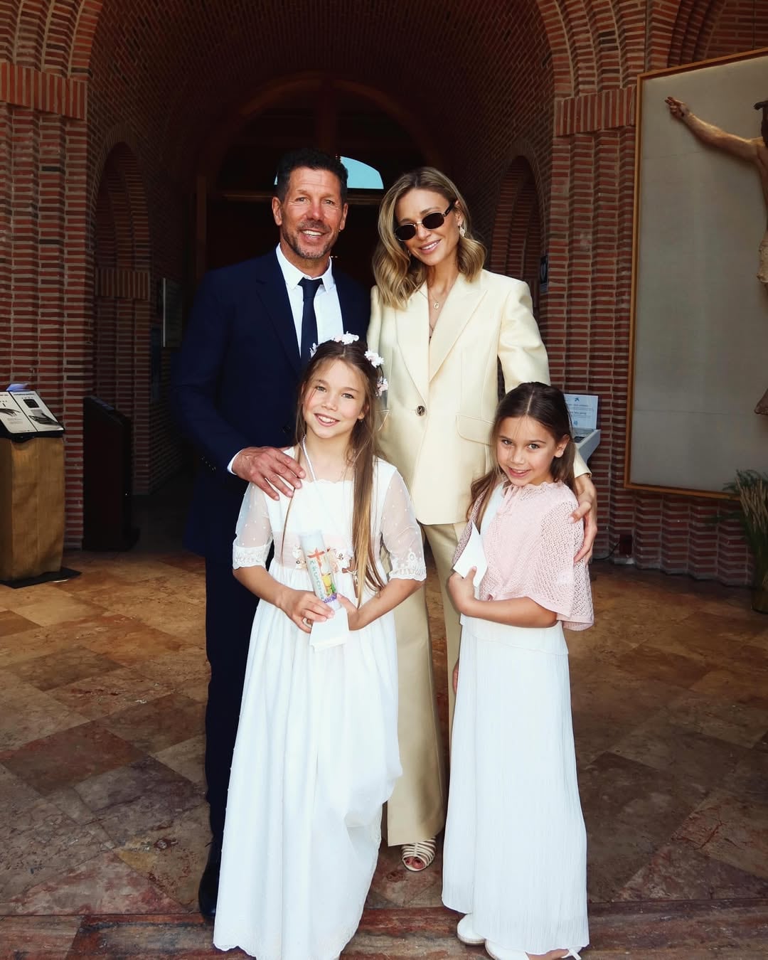 Diego Pablo Simeone y Carla Pereyra con sus hijas Francesca (que tomó la Primera Comunión) y Valentina