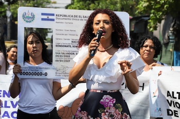 Arantza Rivas, una mujer transgénero, habla durante una protesta enfrente del Congreso para demandar la aprobación de una ley que permita a la gente cambiar su nombre y género en sus documentos de identidad, durante el Día Internacional contra la Homofobia en San Salvador, El Salvador, el miércoles 17 de mayo de 2023. (AP Photo/Salvador Meléndez)