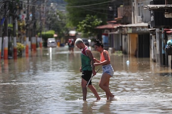Habitantes transitan por una calle
