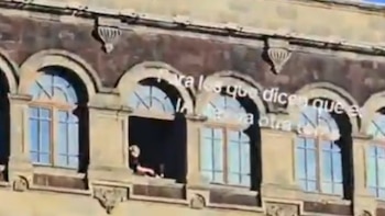 Mujer se asolea en Palacio