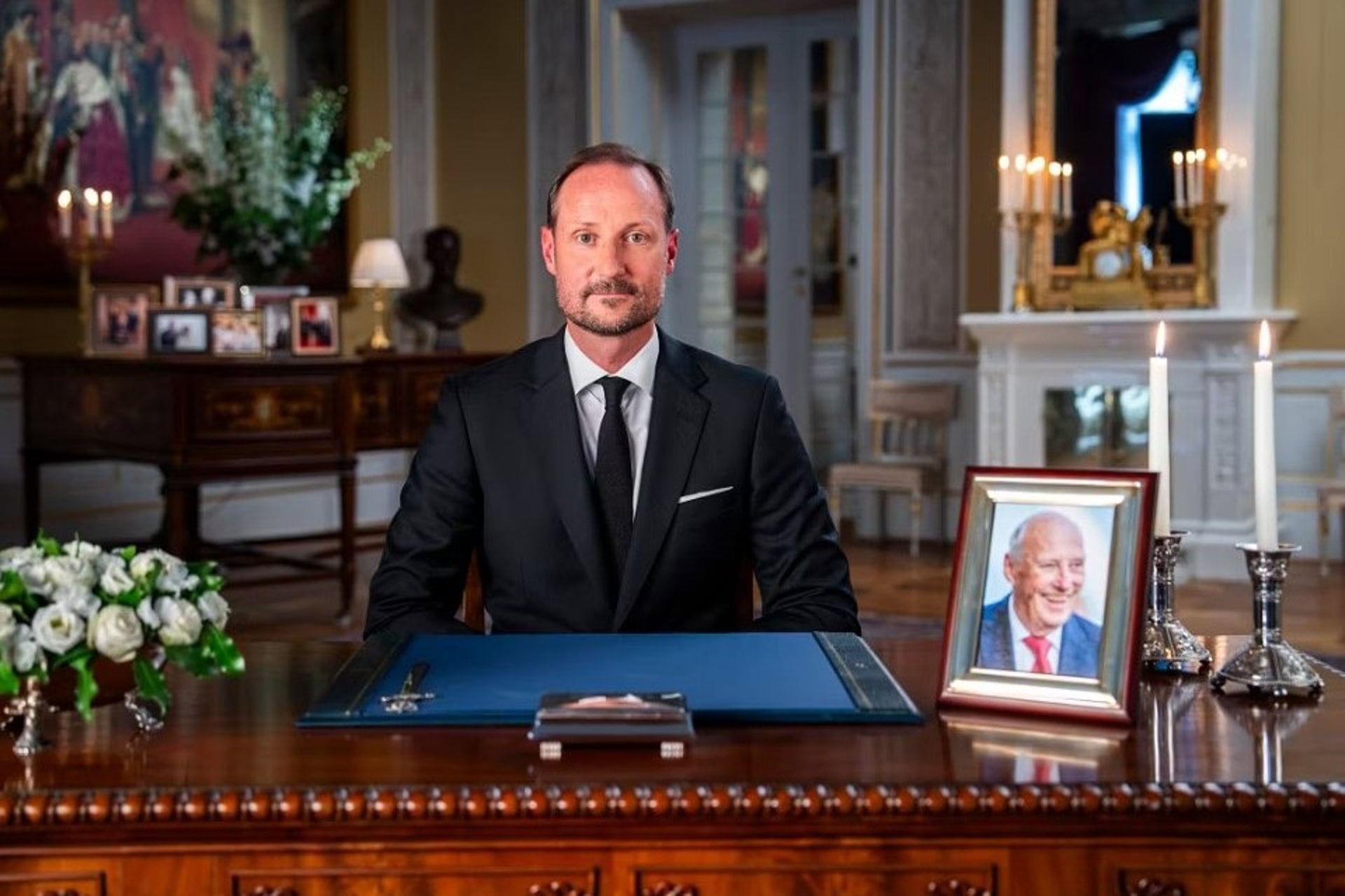 El nuevo rey de Noruega destacó que a su padre, Harald V, como una referencia para toda la familia (X)