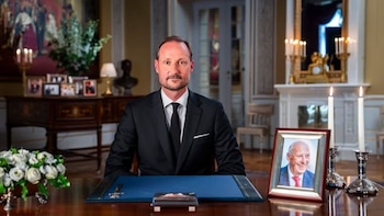 El rey Haakon de Noruega recuerda a su "seguro" y "cálido" padre en su primer discurso como monarca