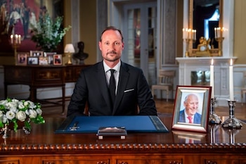 29/08/2026 El rey Haakon VIII de Noruega.
El rey Haakon VIII de Noruega ha pronunciado este sábado su primer discurso a la nación tras su acceso al trono después de la muerte el viernes de su padre, Harald, a quien ha descrito como "seguro" y "cálido".
POLITICA EUROPA NORUEGA
CASA REAL DE NORUEGA