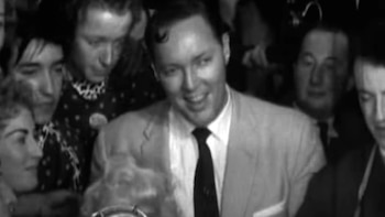 Rodeado de sus fans. Una