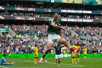 Jiménez se ha destacado como el cobrador oficial de la Selección Mexicana y de los Wolves. (AP Foto/Natacha Pisarenko)