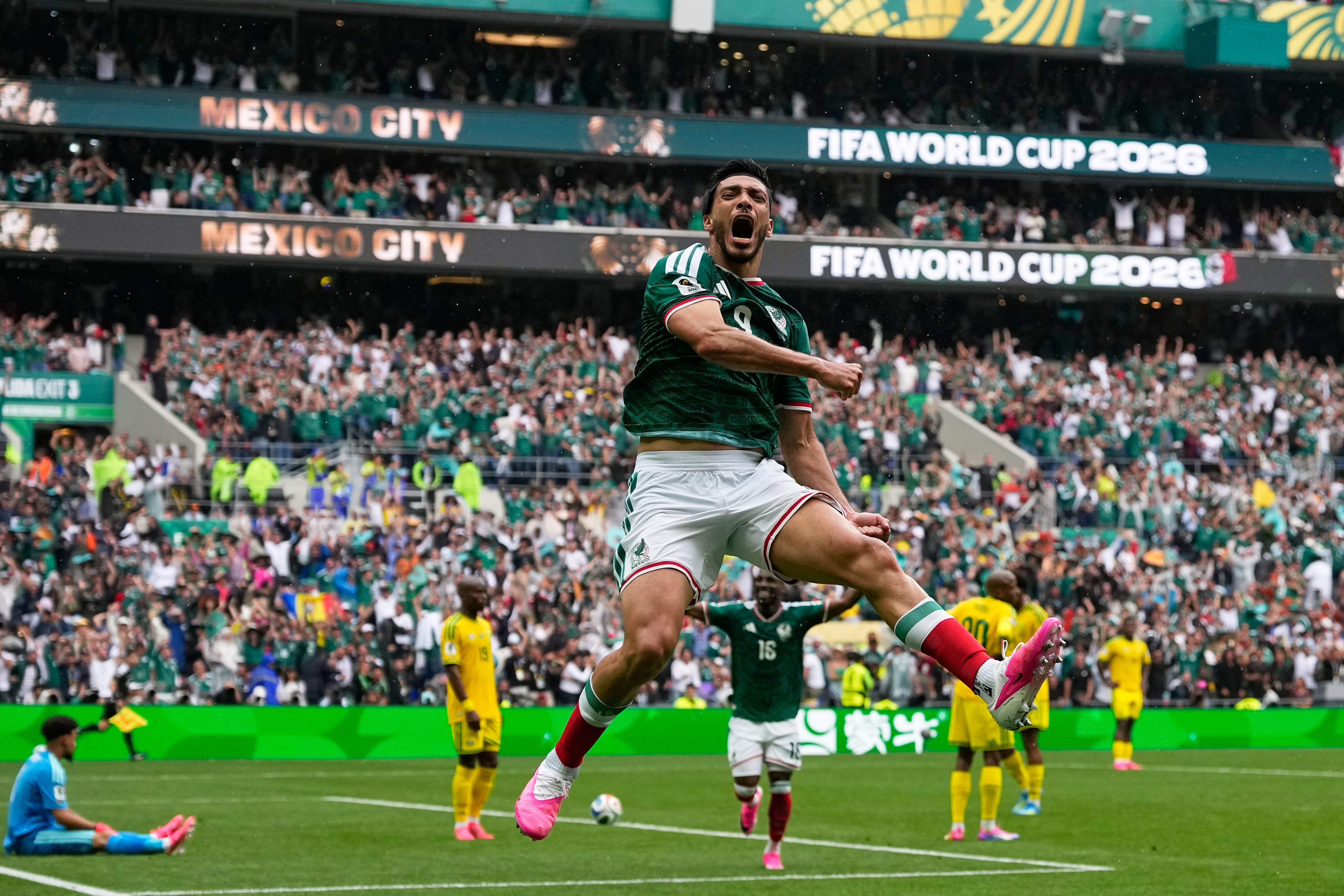 Jiménez se ha destacado como el cobrador oficial de la Selección Mexicana y de los Wolves. (AP Foto/Natacha Pisarenko)