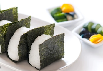 Los onigiris son un platillo