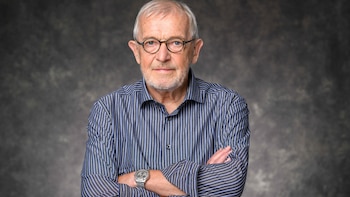 Por primera vez en la historia, una investigación posibilitada por una colosal instalación incrustada en el manto de hielo antártico recibió el Premio Nobel de Física 2026. La Real Academia de las Ciencias de Suecia reconoció al Profesor Francis Halzen (Foto: archivo DEF)