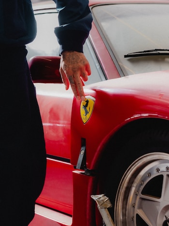 Lewis Hamilton restauró una Ferrari abandonada