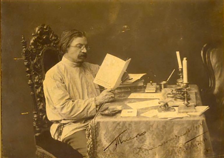 Sholem Aleijem, seudónimo de Salomón Yákov Nojúmovich Rabinóvich, nació el 2 de marzo de 1859 en Pereyáslav, Ucrania (entonces parte del Imperio ruso), en el seno de una familia judía tradicional que pronto sufrió la ruina económica