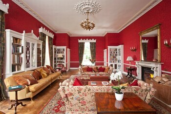 La biblioteca. Ese rojo, aunque