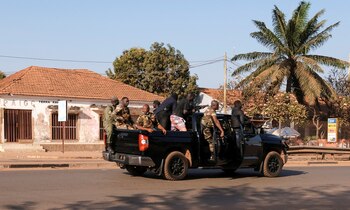 Soldados armados se mueven en la arteria principal de la capital después de fuertes disparos alrededor del palacio presidencial en Bissau, Guinea Bissau, 1 de febrero de 2022.
REUTERS/Stringer SIN REVENTAS. SIN ARCHIVOS