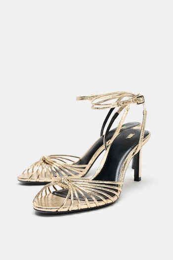 Sandalias de Zara parecidas a las lucidas por Magdalena de Suecia (ZARA.COM).