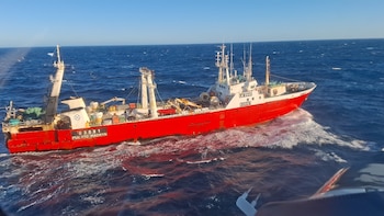Santa Cruz: un marinero sufrió una fractura expuesta y fue rescatado por la Prefectura a 150 kilómetros de la costa