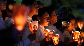 Fieles participaron en una vigilia con farolitos durante la peregrinación en honor a San Óscar Arnulfo Romero, camino a Ciudad Barrios (Cortesía: Vatican News).