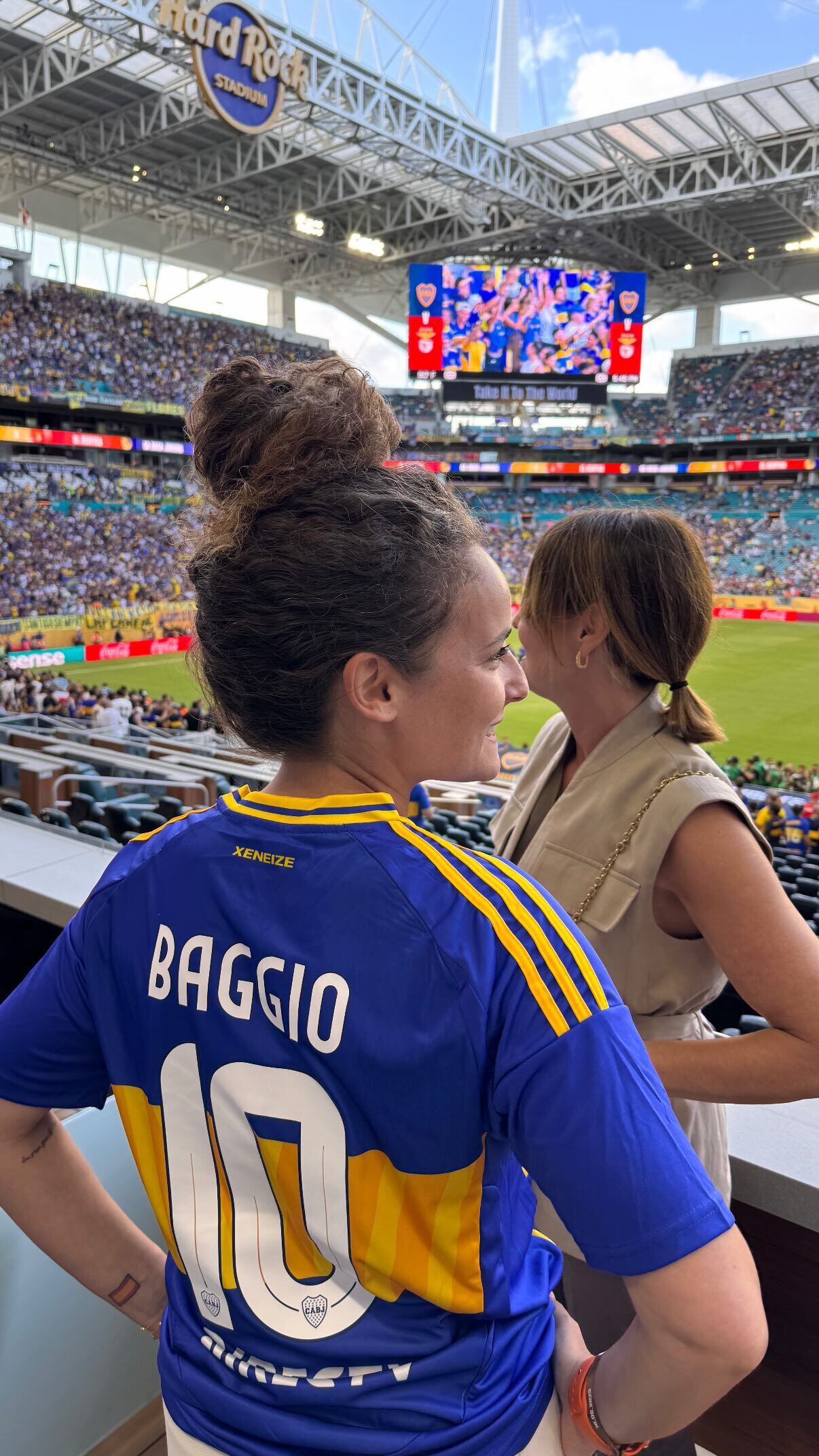 La hija del Divino, con la casaca de Boca, el dorsal 10 y su apellido