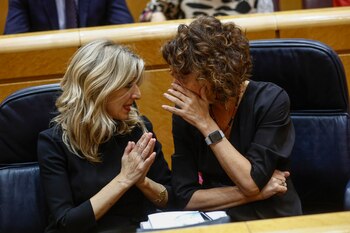 La vicepresidenta segunda y ministra de Trabajo y Economía Social, Yolanda Díaz, y la vicepresidenta primera y ministra de Hacienda, María Jesús Montero, en el Senado. (EFE/Rodrigo Jiménez).