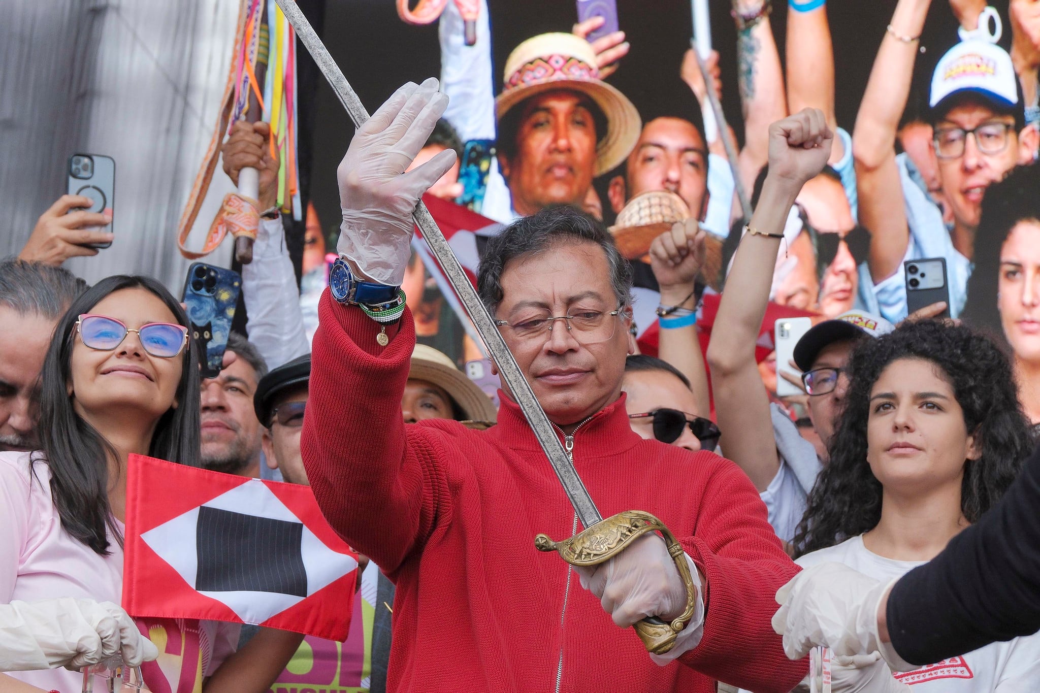 Petro dijo qué pasará con la espada de Bolívar y la sotana del sacerdote Camilo Torres, objetos que llevó a la Casa de Nariño