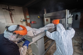 Trabajadores de un crematorio en