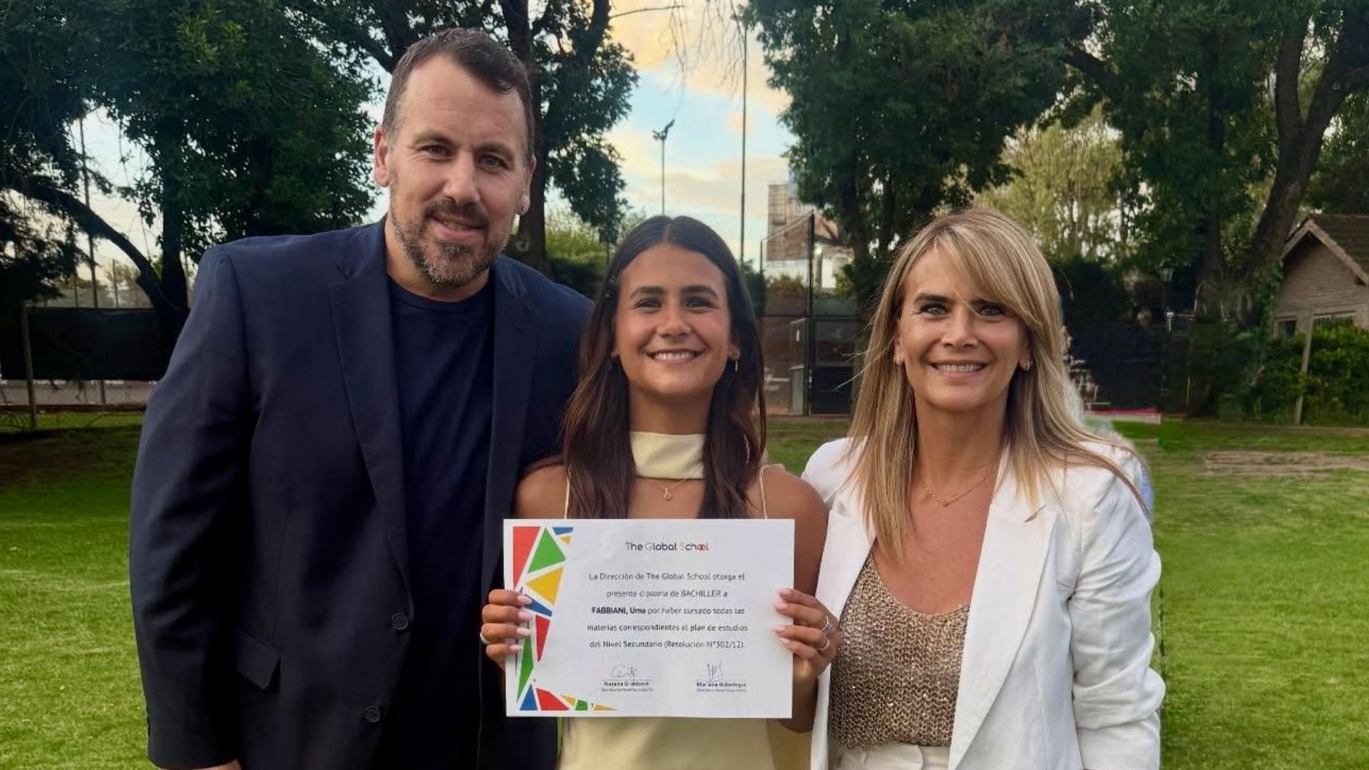La joven estudia periodismo, juega al hockey y mantiene un perfil bajo mientras define su camino profesional (Instagram)