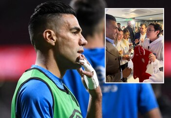 El delantero recibió una camiseta