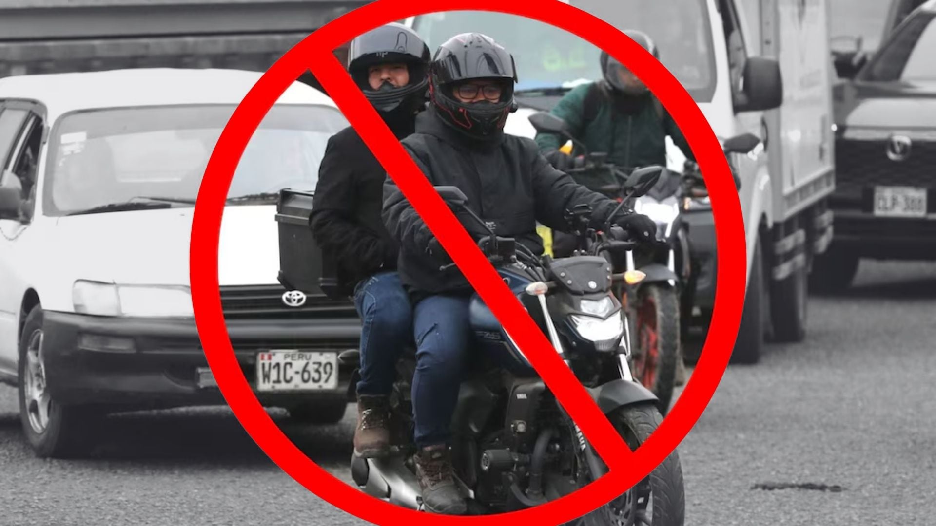 Gobierno prohibe que dos personas circulen a bordo de una motocicleta. (Composición Infobae Perú)