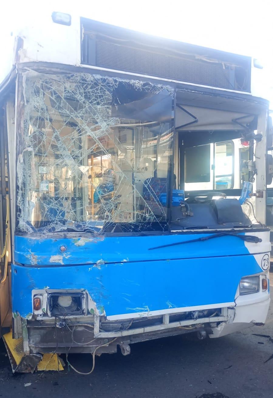 El parabrisas quedó quebrado y el paragolpes delantero se desprendió por los daños que sufrió la unidad tras el choque en Córdoba